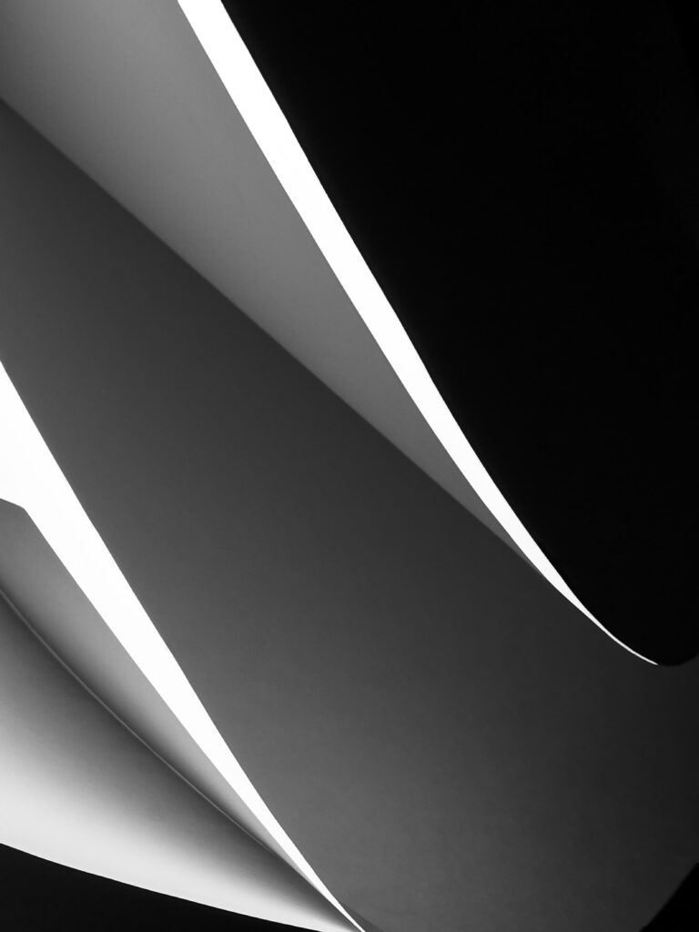 Een abstract samenspel van licht en schaduw, waarin scherpe contrasten en vloeiende lijnen een dynamische compositie vormen. De golvende, overlappende vormen in zwart-wit roepen een gevoel van diepte en beweging op, terwijl het spel van reflectie en schaduw een bijna grafische esthetiek creëert. Vastgelegd in Amsterdam door Jasper Mulder, is dit een subtiele studie van minimalisme en structuur.
