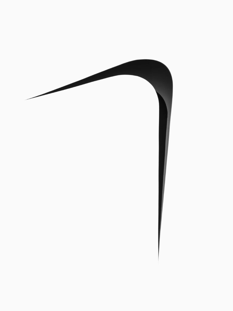 Minimalistische en abstracte compositie van een scherpe, gebogen zwarte vorm op een witte achtergrond. Het ontwerp straalt eenvoud en dynamiek uit, met een krachtig contrast. Dit werk verbeeldt de essentie van de artistieke visie en vormt een abstraherende basis van het werk van Jasper Mulder. Vastgelegd in Amsterdam.