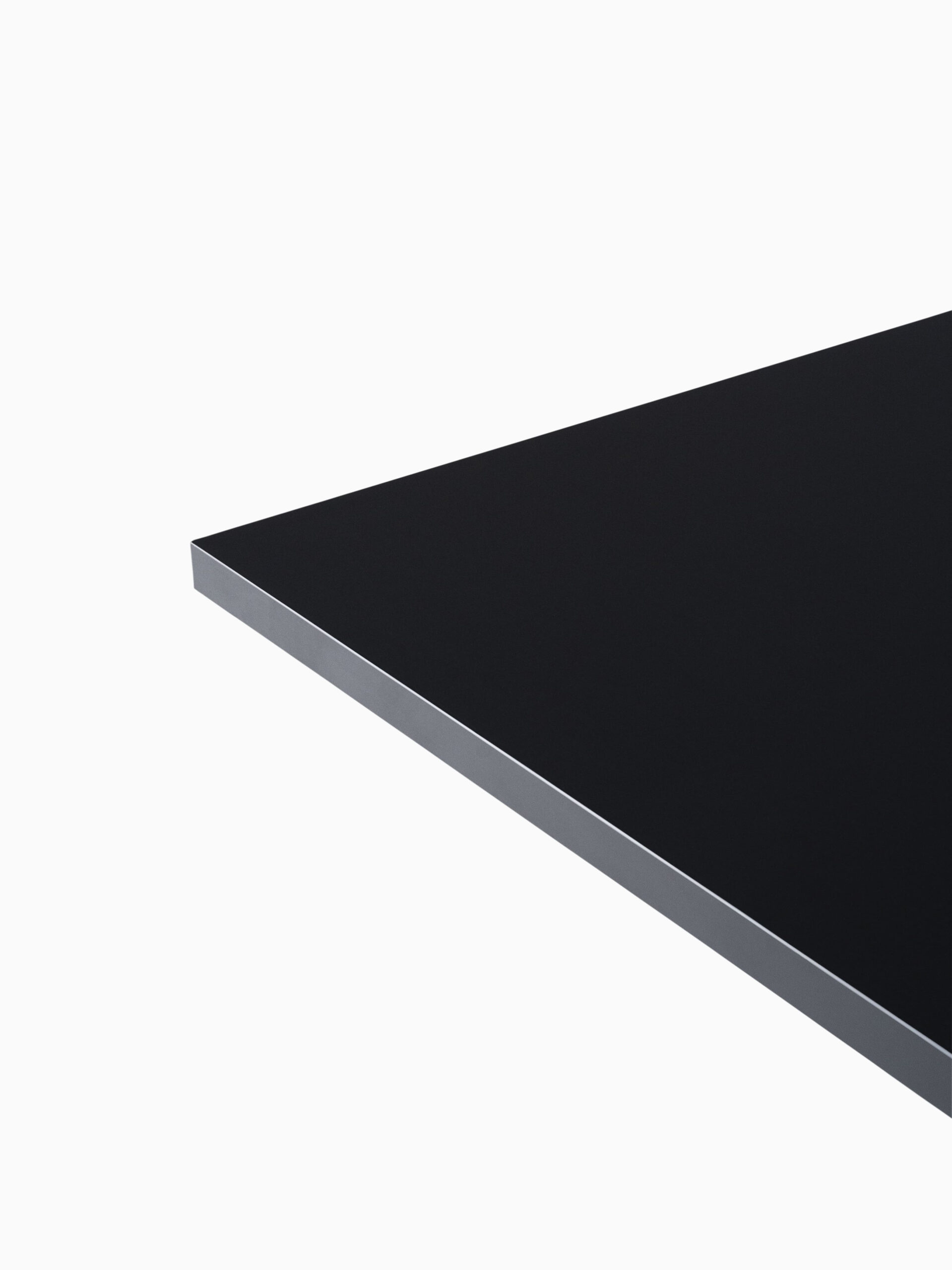 Minimalistische en abstracte productfoto van een zwart tafelblad, vastgelegd tegen een witte achtergrond. De scherpe lijnen en het contrast tussen de materialen benadrukken het strakke en moderne design. De productfotografie is professioneel uitgevoerd door Jasper Mulder om de hoogwaardige afwerking van het meubelstuk te tonen. Het product is van J. Kisch & Zonen, een gerenommeerd meubelmerk uit Amsterdam.