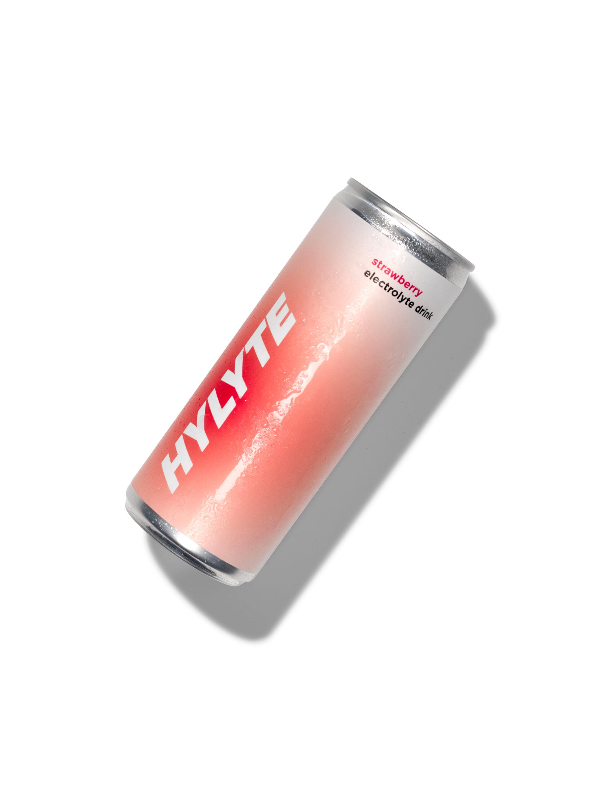HYLYTE aardbei elektrolytdrank in een roze blikje op een witte achtergrond.