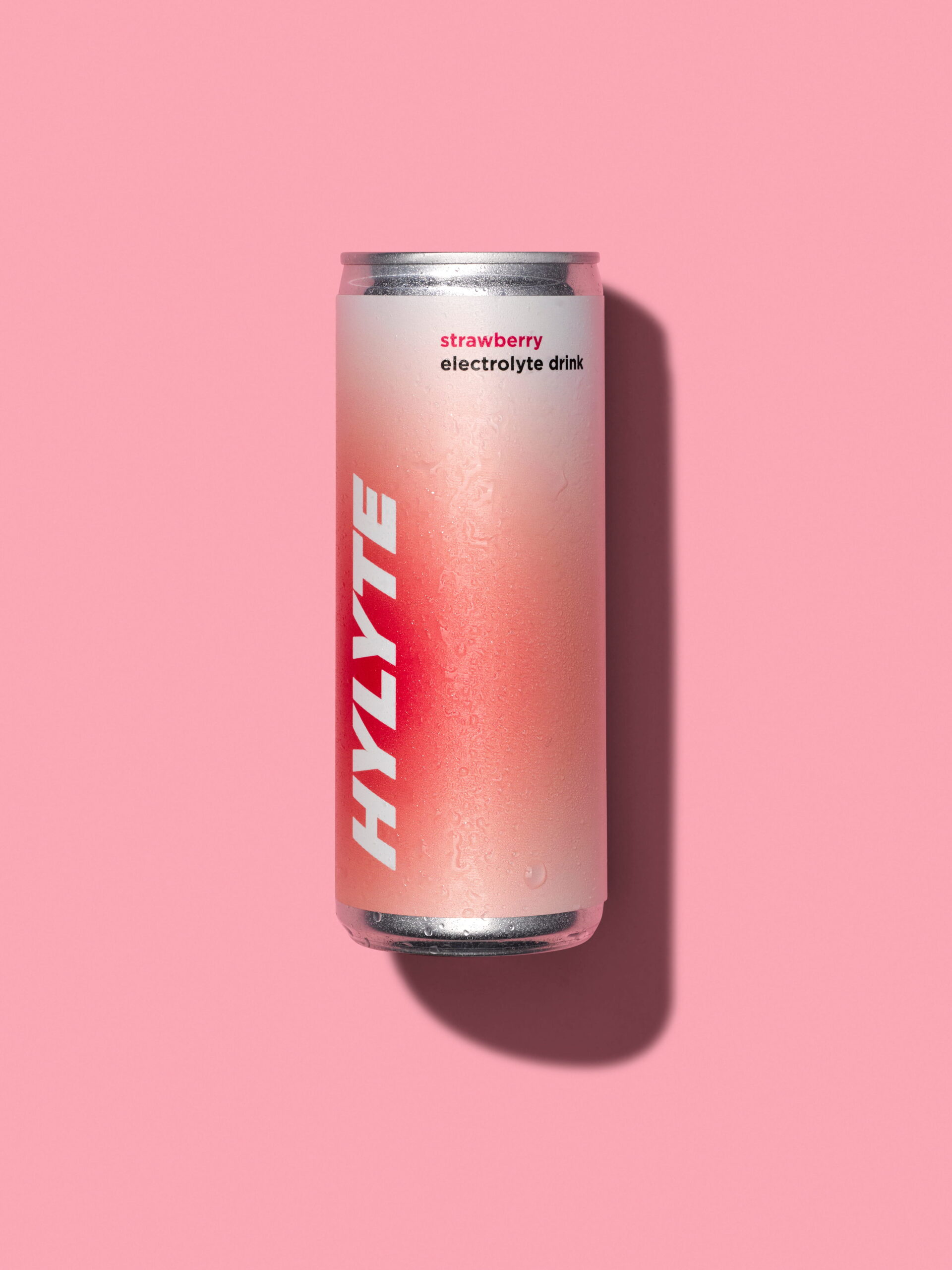 HYLYTE aardbei elektrolytdrank in een roze blikje op een roze achtergrond.