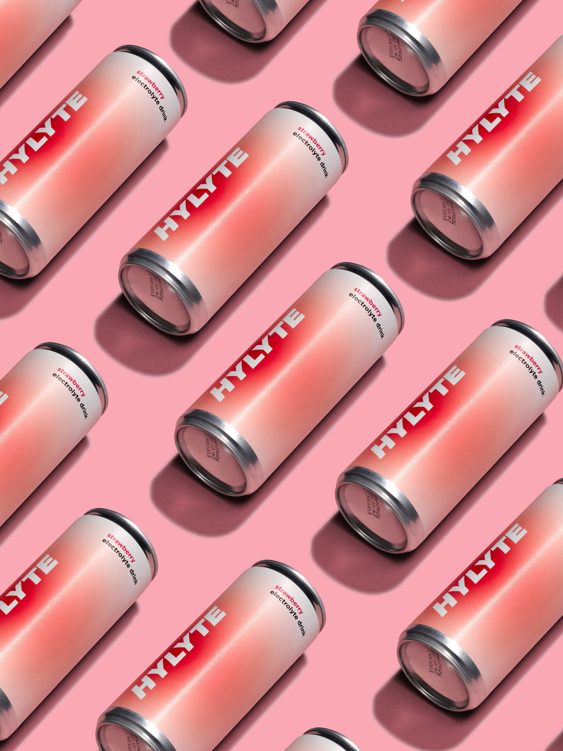 Grafisch patroon van HYLYTE elektrolytdrank blikjes in roze tinten, gefotografeerd op een pastelroze achtergrond.