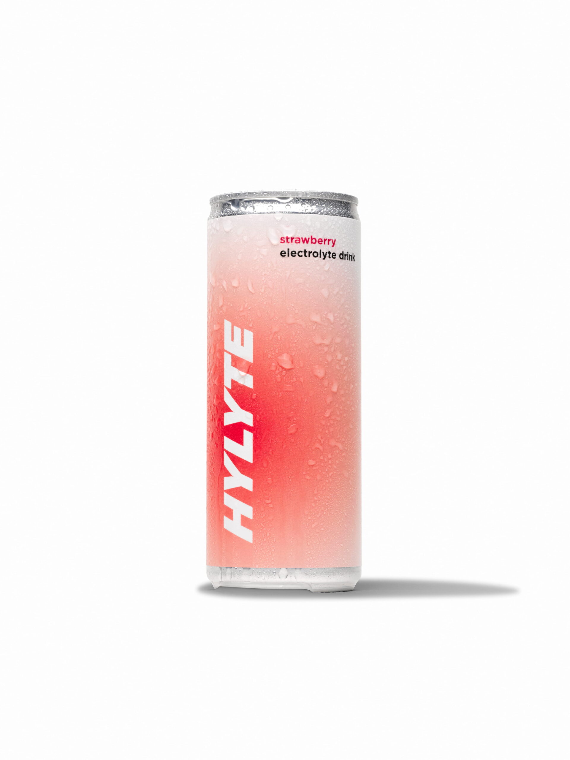 HYLYTE aardbei elektrolytdrank in een roze blikje op een witte achtergrond.
