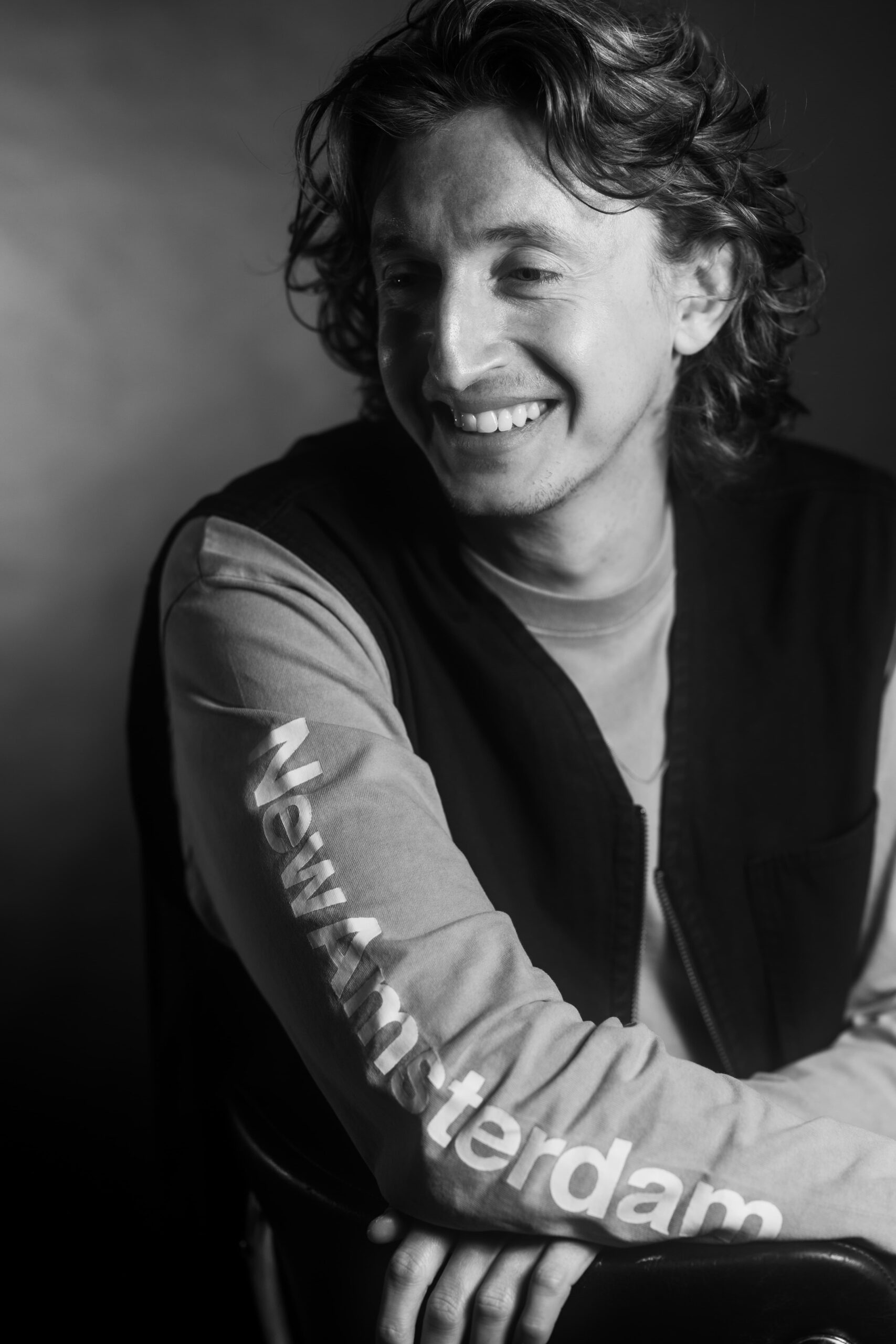 Fotografie draait voor mij om het terugbrengen van vorm en licht tot hun essentie. Door producten te abstraheren en context bewust weg te laten, ontstaat ruimte voor heldere verhoudingen en beelden die vrij zijn van afleiding. Elk detail en elke lijn krijgt aandacht. Hoe licht valt en hoe het object reageert, vormt het beeld. Mijn werk is geworteld in het modernisme, waar eenvoud en precisie centraal staan. Tijd en locatie spelen geen rol. Het beeld wordt ontdaan van alles wat niet nodig is. Zo blijft alleen over wat het belangrijkst is, de vorm en het licht. Licht laat het object zien zoals het is en bepaalt hoe het wordt ervaren.