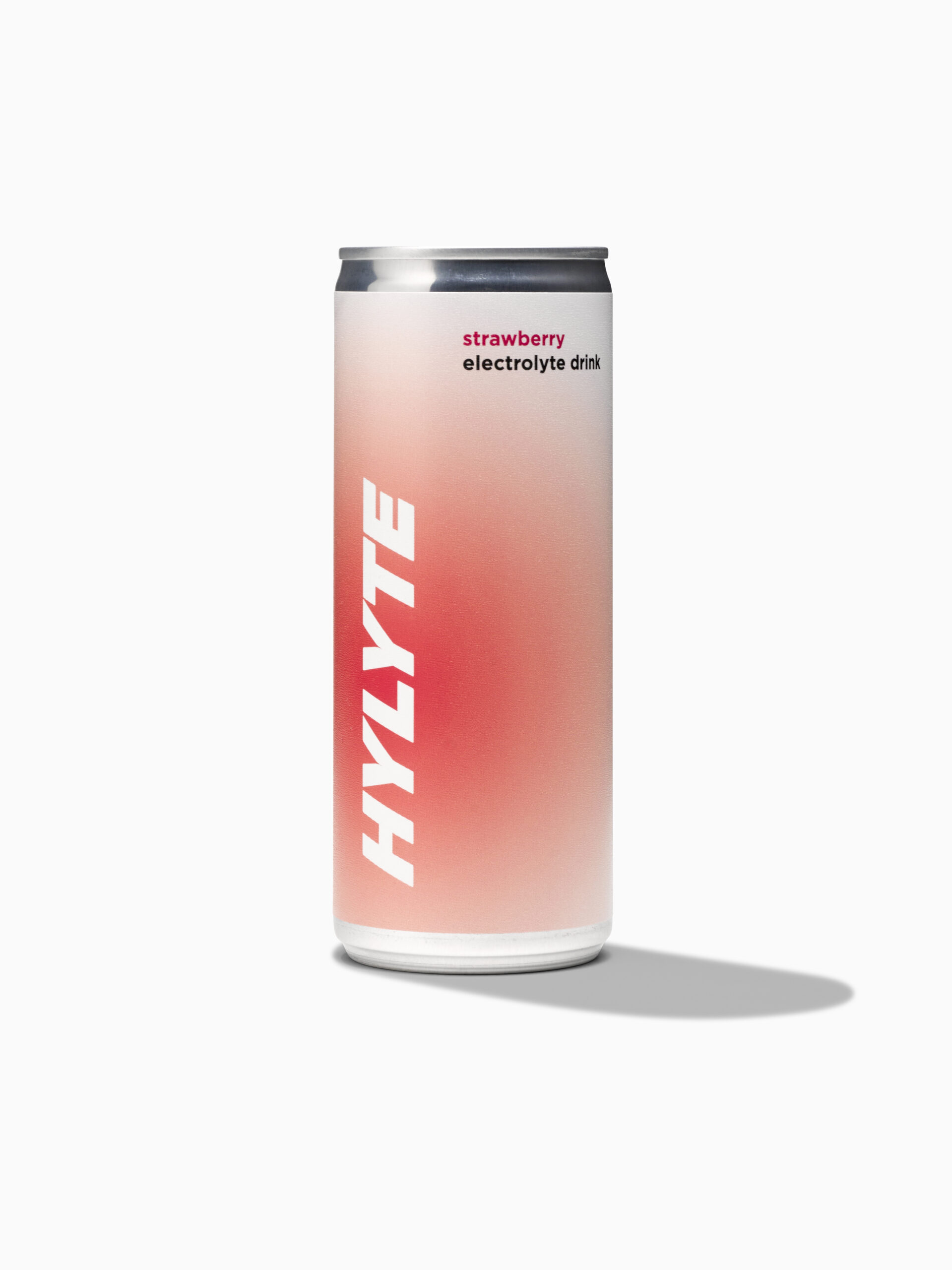 HYLYTE aardbei elektrolytdrank in een roze blikje op een witte achtergrond.