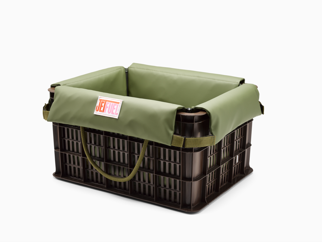 E-commerce productfoto van een kunststof krat met gewatteerde olijfgroene beschermhoes en draagriemen, gefotografeerd op een neutrale achtergrond.