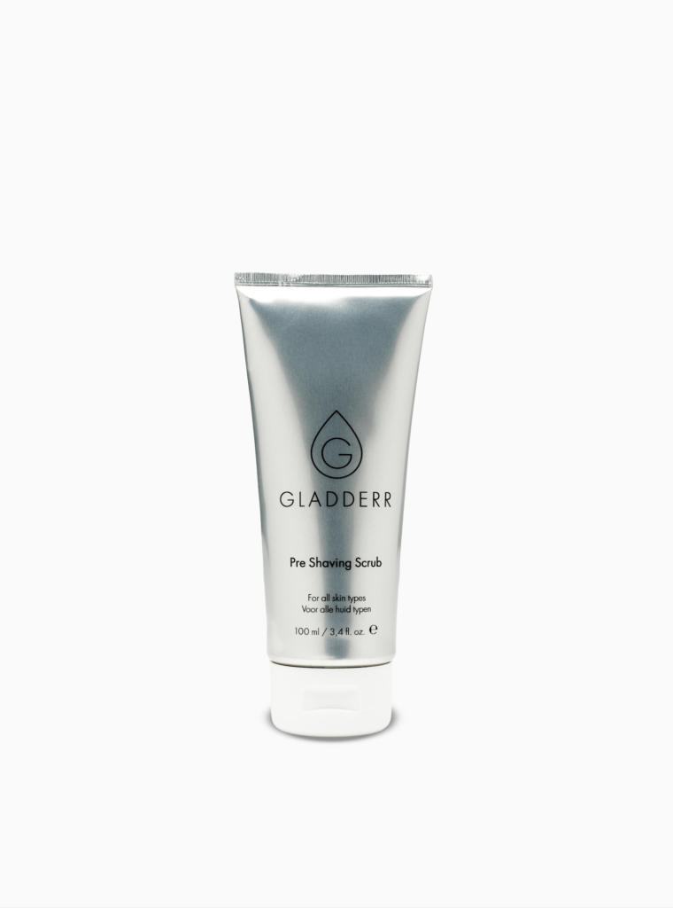 Gladderr Pre Shaving Scrub 100 ml voor alle huidtypen in luxe zilveren tube met witte dop, productpackshot op lichtgrijze achtergrond."