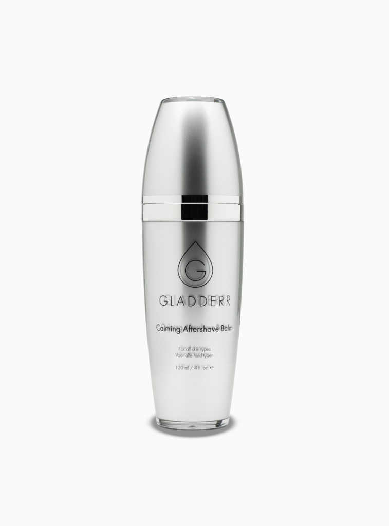Gladderr Calming Aftershave Balm 120 ml voor alle huidtypen in elegante zilverkleurige dispenserflacon, productfoto op lichtgrijze achtergrond