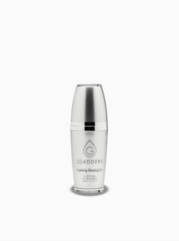 Gladderr Foaming Shaving Oil 30 ml voor alle huidtypen in luxe zilveren flacon, professionele productfoto op lichtgrijze achtergrond.